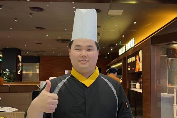 榜样的力量|从灶台到管理：新东方学子邓伟的“火候”人生 